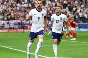 重返赛场首场状态出色，西班牙队观众沸腾！，凯恩重返赛场全场沸腾不已的简单介绍